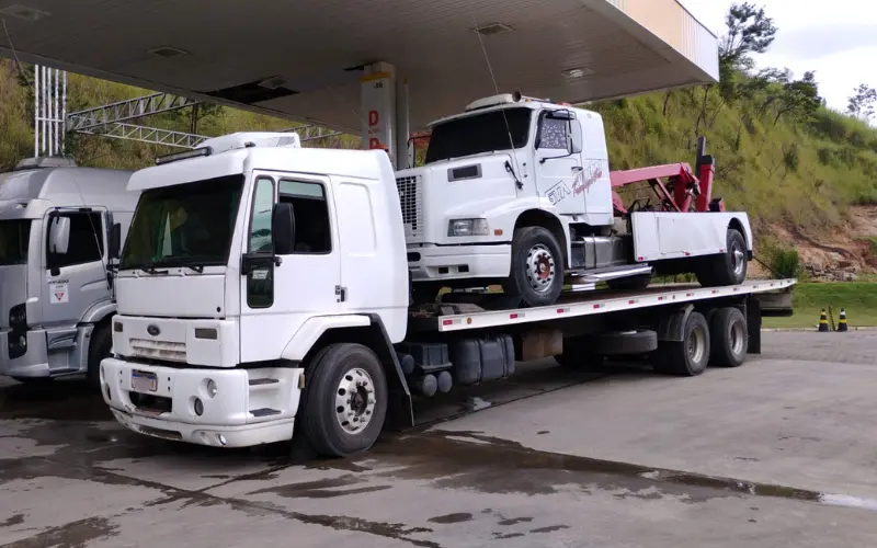 Guincho de caminhão estacionado no posto de combustível